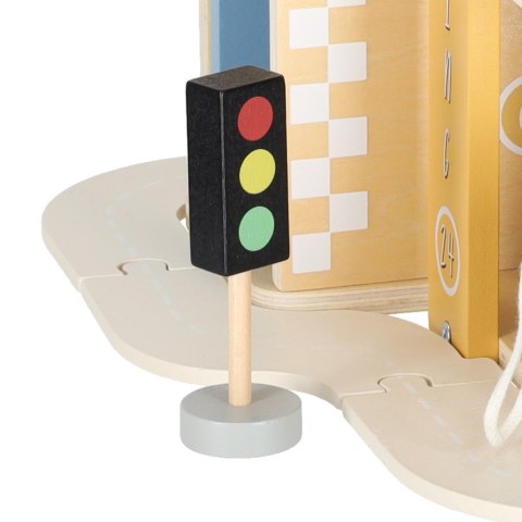 Garaż drewniany parking samochodowy piętrowy stacja benzynowa