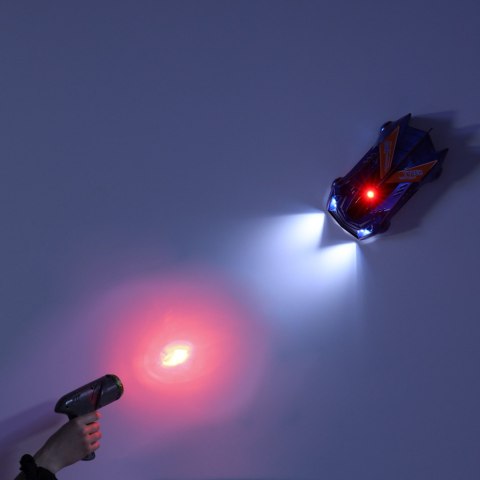 Samochód zdalnie sterowany na pilot laser jeździ po ścianie suficie niebieski